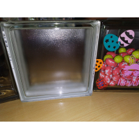 glasblok iets mat vierkant met gat